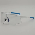 Witte wielrenbril met meekleurende lenzen en blauwe antislip brilpootjes - Wit Frame Fotochromatische Grijze Lens