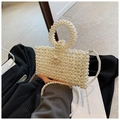 Detail der handgefertigten cremefarbenen Perlenhandtasche mit rechteckigem Design - Groß