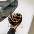 Elegante borsa a cuore leopardata con catena dorata e chiusura con diamante decorativo - Leopardato Scuro (Marrone)