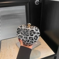 Pochette a forma di cuore con stampa leopardata b/n e chiusura con diamante - Leopardato Bianco e Nero (Bianco)