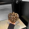 Pochette a cuore con stampa leopardata, cornice dorata e chiusura a gioiello - Leopardato Classico (Giallo)