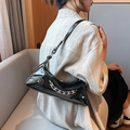 Damen Baguette-Tasche aus schwarzem Lackleder mit Silberkette und Nieten im Biker-Stil - Schwarz