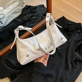 Weiße Hobo-Tasche aus Lackleder mit Silberkette und Nieten im Y2K-Retro-Stil - Weiß
