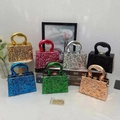 Pochette da sera strutturate in acrilico con pieghe metalliche e catene dorate eleganti - Oro