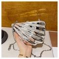 Bolso de noche plateado con forma de concha con textura metálica y correa de cadena - Plateado