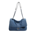 Dunkelblaue Denim-Schultertasche mit silberner Kette und rechteckigem Drehverschluss - Hellblau