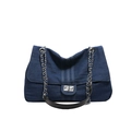 Blaue Denim-Tragetasche mit silbernem Metallverschluss und schwarzen Kettenriemen für Alltag - Dunkelblau