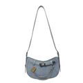 Borsa a spalla a mezzaluna Y2K in denim azzurro con catene in metallo e finiture in pelle - Azzurro