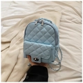Mini zaino trapuntato celeste con tracolla a catena d'argento e chiusura a girello - Blu
