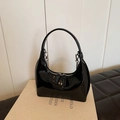 Borsa hobo in vernice nera lucida con catena argento e design a mezza luna - Senza Ciondolo / Nero