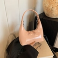 Borsa a mezzaluna rosa lucida con catena argento e doppia zip di chiusura - Senza Ciondolo / Rosa