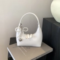 Borsa hobo a mezzaluna bianca lucida con fiocco di perle e cuore d'argento - Ciondolo Cuore di Perle / Bianco