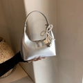 Borsa hobo argento a mezzaluna con ciondolo a fiocco di perle e cuore metallico - Ciondolo Cuore di Perle / Argento