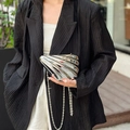 Sac coquillage argenté chic avec texture matelassée et fine bandoulière en chaîne - Argenté