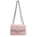 Rosa Stepptasche mit klassischem Rautenmuster und silberner Ketten-Schultergurt - Rosa