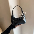 Elegante borsa a mezzaluna in pelle verniciata nera con fiocco e cuore d'argento - Ciondolo Cuore di Perle / Nero