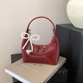 Borsa a mezzaluna rosso scuro in pelle verniciata con ciondolo a fiocco di perle - Ciondolo Cuore di Perle / Rosso
