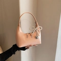 Borsa a mezzaluna in pelle verniciata rosa con fiocco di perle e ciondolo a cuore - Ciondolo Cuore di Perle / Rosa