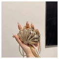 Mini gouden avondtas in schelpvorm met metallic textuur en parelketting voor dames - Goud