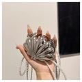 Zilveren schelp clutch tas met parels en metalen kettingriemen voor feesten - Zilver