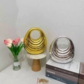 Moderne gewellte Donut-Keramikvasen in Gold und Silber mit minimalistischem Design - Gold