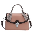 Borsa in pelle martellata rosa con finiture marroni e sciarpa di seta sul manico - Rosa