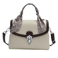 Borsa beige in pelle martellata con bordi marroni, fibbia e foulard in seta paisley - Bianco Sporco