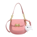Hellrosa Satteltasche mit goldener Hardware und weißem Plüsch-Monster-Anhänger - Rosa