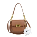 Braune Satteltasche mit goldener Kette und süßem weißem Plüsch-Anhänger - Braun