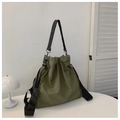 Borsa a secchiello in nylon verde militare con coulisse, tracolla nera larga e metallo - Verde