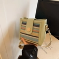Kleine grüne Ledertasche mit buntem Strohgeflecht und breitem Schultergurt - Grün