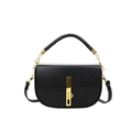 Sac selle noir en cuir texturé avec boucle dorée et bandoulière à chaîne amovible - Noir