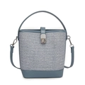 Blau-weiße geflochtene Beuteltasche mit blauem Lederbesatz und silbernem Drehverschluss - Blau