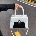 Elegante borsa a mano bicolore bianco e nero con chiusura dorata e tracolla - Bianco