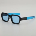 Zwarte vierkante zonnebril met blauwe glazen en tweekleurige pootjes voor buitengebruik - Zwart Frame Blauwe Lenzen