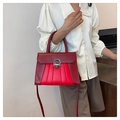 Sac à main bicolore rouge en cuir avec texture plissée et fermoir métallique chic - Rouge