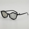 Lunettes de soleil géométriques noires futuristes avec monture pentagonale et verres gris - Protection UV400 / Monture Noire Miroir Argent