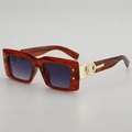 Lunettes de soleil carrées rétro écaillées avec détails de chaîne en métal doré - Monture Rouge Verres Double Gris