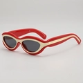 Lunettes de soleil œil-de-chat rouges avec lignes dorées et verres gris foncé - Monture Rouge Verres Gris