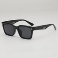 Gafas de sol cuadradas negras con patillas caladas y lentes gris oscuro para protección solar - Lente anti-UV UV400 / Montura Negra Lente Gris