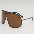 Übergroße Shield-Sonnenbrille mit braunen Gläsern und schwarzen Nietendetails - Schwarzer Rahmen Tee Gläser
