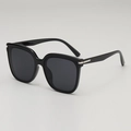 Lunettes de soleil carrées noires avec verres gris foncé et détails en métal argenté - Monture Noire Verres Gris