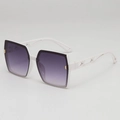Lunettes de soleil blanches oversize avec verres dégradés violets et branches évidées - B03Z-2 / Monture Blanche Verre Gris