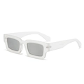 Lunettes de soleil carrées blanc mat avec verres gris pour un look minimaliste et moderne - Monture Transparente Verres Gris Clair