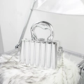Silberne Box-Tasche mit vertikalen Prismenstreifen und ovalem Griff in Spiegeloptik - Silber Gestreift