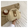 Beige gewebte Strohtasche mit brauner Lederklappe und Goldschnalle für den Sommer - Beige