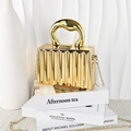 Goldene trapezförmige Metall-Box-Tasche mit vertikalen Falten und Skulptur-Griff für Partys - Goldene Streifen