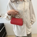 Dettaglio pochette rossa di paillettes con manico di diamanti e chiusura a corona - Rosso