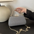 Dettaglio della borsa da sera con paillettes argento, manico in cristallo e chiusura a corona - Grigio