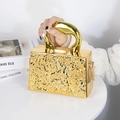 Moderne goldene Abendtasche mit Hammerschlag-Textur und starrem Griff in Gold-Optik - Goldene Welle
